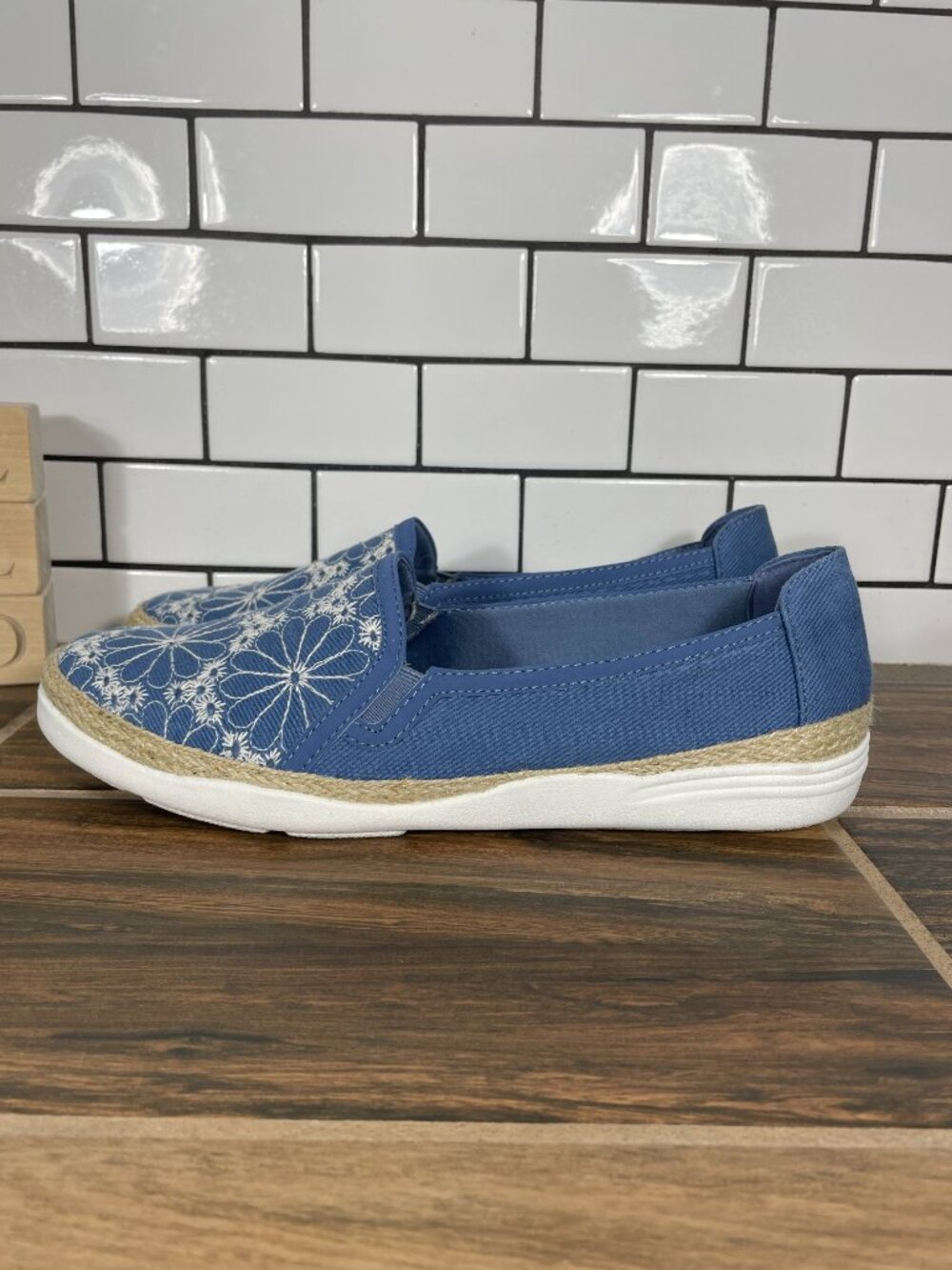 Clarks Elaina Harbor Shoes Womens Size 10 Wide Denim Blue Floral Slip On